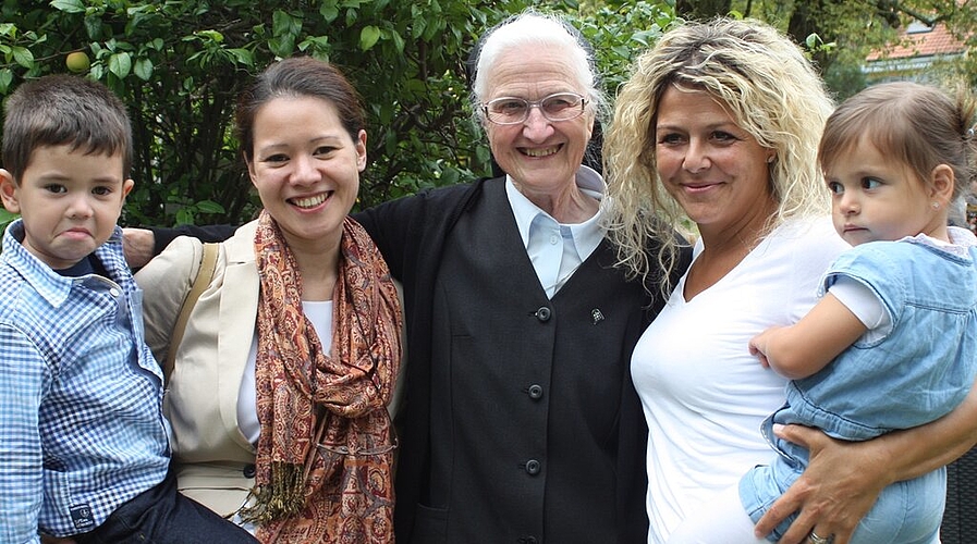 Wiedersehen Schwester Ancilla-Regis freut sich, ihre ehemaligen SchützlingeSonja Baumann (l.) und Angela Vaccaro Senna zu sehen.Fotos: bäroder Ponyreiten.Graffitiworkshop ...Kinderschminken ...