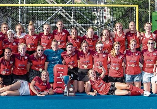Strahlende Sieger in Rot-Weiss: Die Gewinnerteams der Damen und der Herren bei der Siegerehrung der Final Four am Sonntagabend. zVg