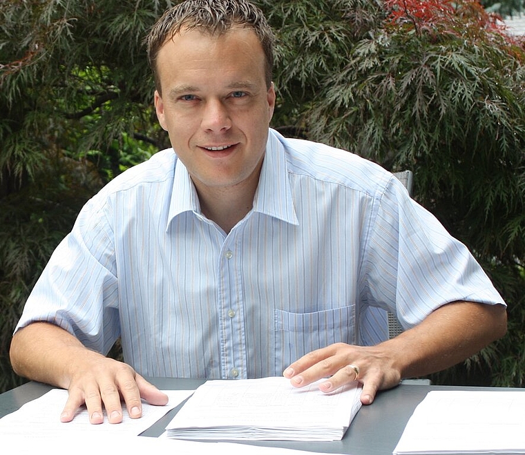 SVP-Präsident Thomas Zollinger mit den Referendumsbogen.Foto: bär