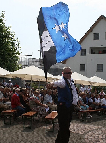 Die Bundesfeier vor dem Gemeindehaus war gut besucht.Festredner Roman Odermatt trat als römischer Kaiser vor die Helvetier.Gross und Klein sang stolz die Nationalhymne. Fotos: skaDer Fahnenschwinger kämpfte zeitweise gegen den Wind.