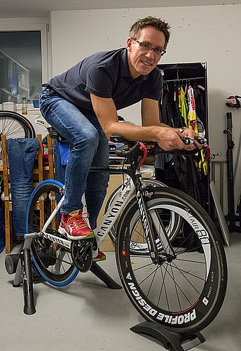 Jörg Arpke trainiert viel auf dem Velo in seinem Keller. (Barbara Scherer)
