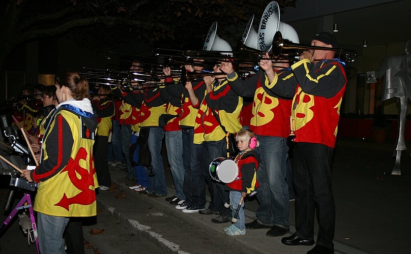 Gross und Klein der 40 Jahre alten Gugge «Bräusi Vögel» spielt vor dem Shopping Center. Fotos: ska

