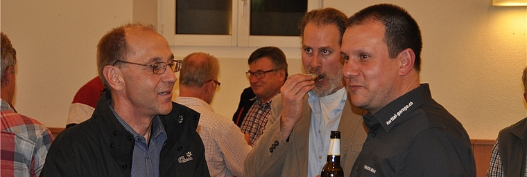 Interessierte Besucher diskutierten intensiv beim anschliessenden Apéro. Foto: sb