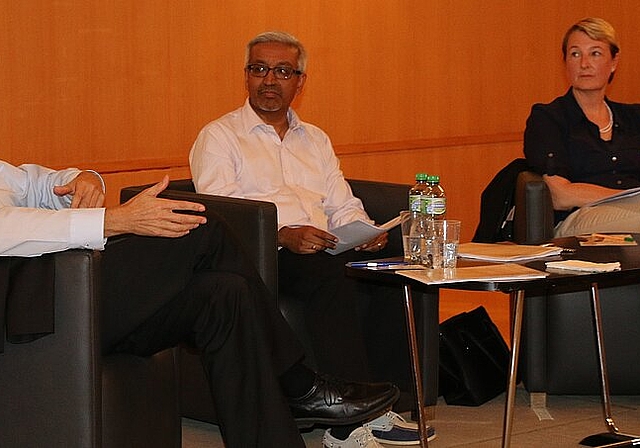 Podiumsdiskussion: Gemeinderatskandidat Franz-Beat Schwere (l.) Podiumsleiter Orun Palit und Gemeinderatskandidatin Kirsten Ernst. Foto: bär