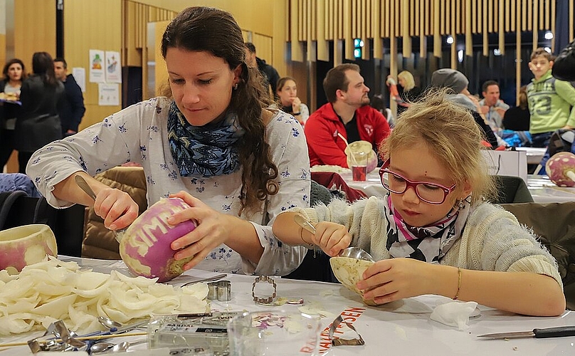 Mutter und Tochter schnitzen gemeinsam die Räbeliechtli. (Gaby Kost)