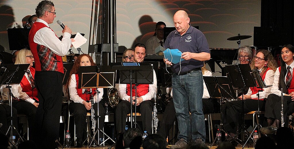 Gemeindepräsident Valentin Schmid (r.) <em>wird verabschiedet.</em>