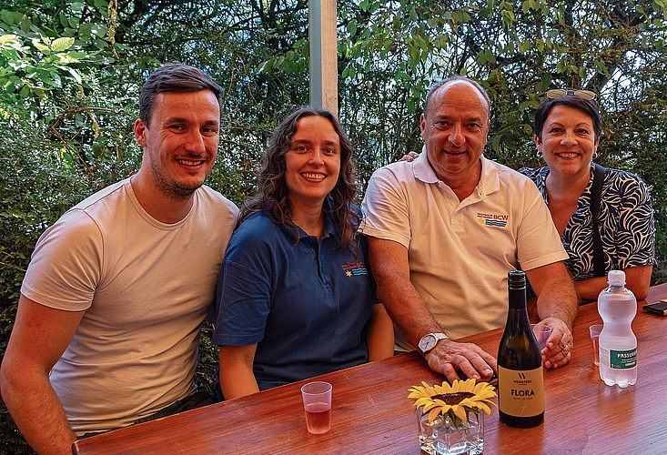 Die Familie Dieth nach getaner Arbeit: Markus und Tochter Ariane Dieth (in der Mitte) waren im Helfereinsatz. Die Familie Dieth nach getaner Arbeit: Markus und Tochter Ariane Dieth (in der Mitte) waren im Helfereinsatz.