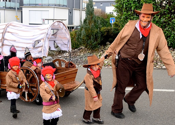 Im Planwagen nahmen die jüngsten der Bräusi-Vögel am Fasnachtsumzug teil.
