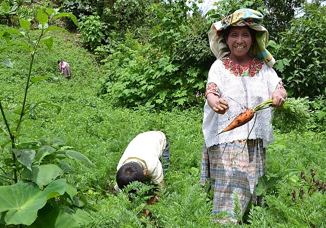 Nachhaltige Bodennutzung: Catalinia Lopez in ihrem Garten. Foto: zVg