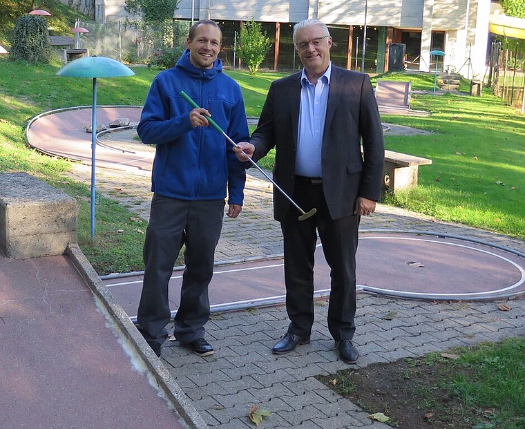 STV-Präsident Dario Meier (l.) übergibt den Betrieb der Anlage symbolisch mit einem Minigolf-Schläger anRessortvorsteher Roland Kuster. Foto:ska