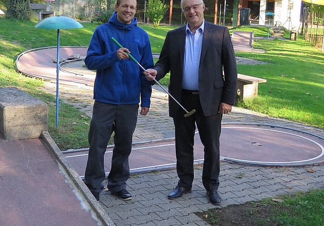 STV-Präsident Dario Meier (l.) übergibt den Betrieb der Anlage symbolisch mit einem Minigolf-Schläger anRessortvorsteher Roland Kuster. Foto:ska