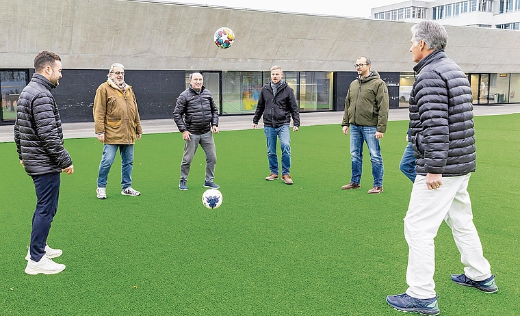 Spiel auf dem Kunstrasen (v.l.) Tobias Steinemann, AFV, Gemeinderat Philippe Rey, Luigi Ponte, AFV-Präsident, Kaspar Blaser, Stadt Baden, Ivano Bonadei, Gemeinde Wettingen, und Robert Gugler, Sportplatzberater AFV. Fabio Baranzini