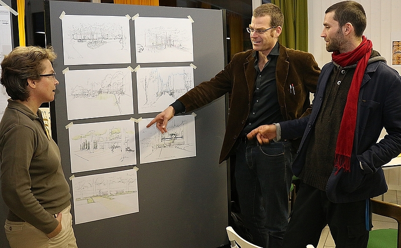 Gemeinderätin Monika Zeindler schaut sich mit dem Architekten und Jasper Haubensak die Pläne an.Fotos: bärAngeregte Diskussion während des Apéros in der Pause.