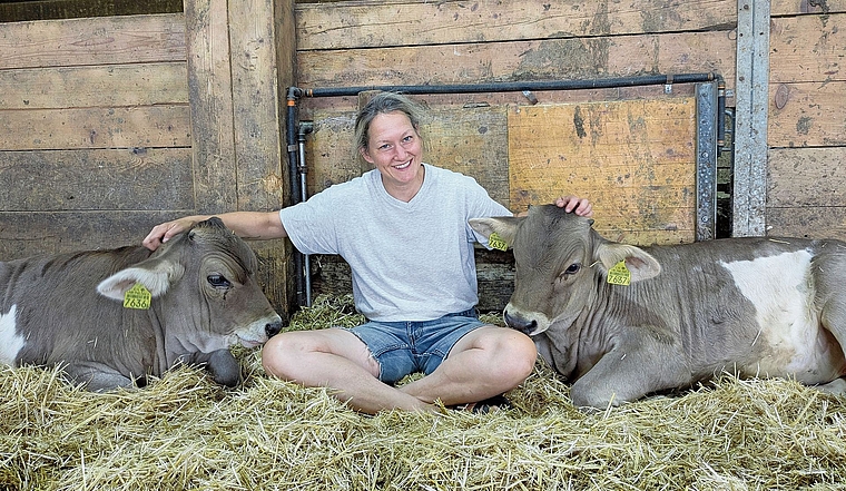 Michelle Gusset mit den Zwillingskälbern Nala und Noa.Bild: MK