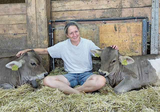Michelle Gusset mit den Zwillingskälbern Nala und Noa.Bild: MK