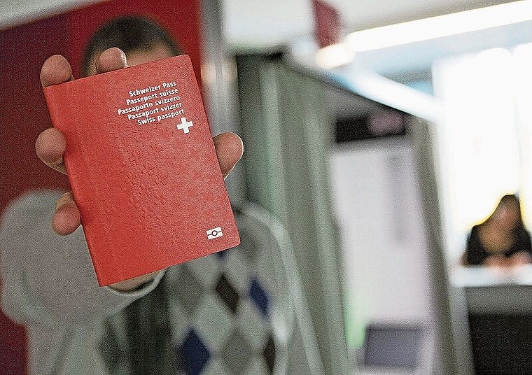 Günstiger Schweizer-Pass für Junge: Die Vision von Mia Gujer (SP) und Andreas Leuppi (Wettigrüen). (Bild: Anthony Anex/Keystone)