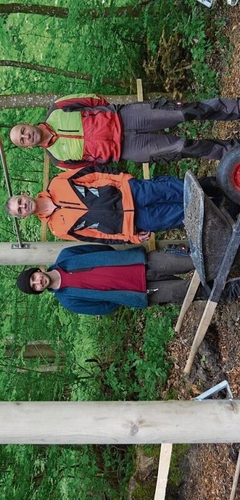 Die Forstwarte Leandro Righetti (l.), Marcel Wegmann und Marcel Weber posieren bei den neu erstellten Reckstangen. ihk