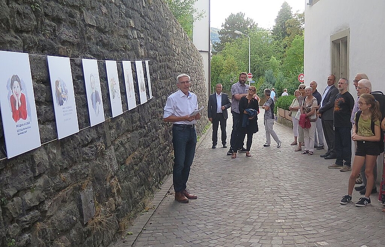 Die Zeichnungen<em> von Richard Benzoni hängen noch einen Monat an der Benzonigasse in Würenlos. (Muriel Zweifel)</em>
