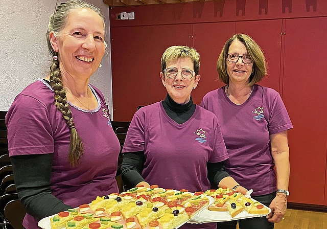 Landrauen Helen Suter, Annemarie Egloff und Sybille Glauser servierten Apéro.