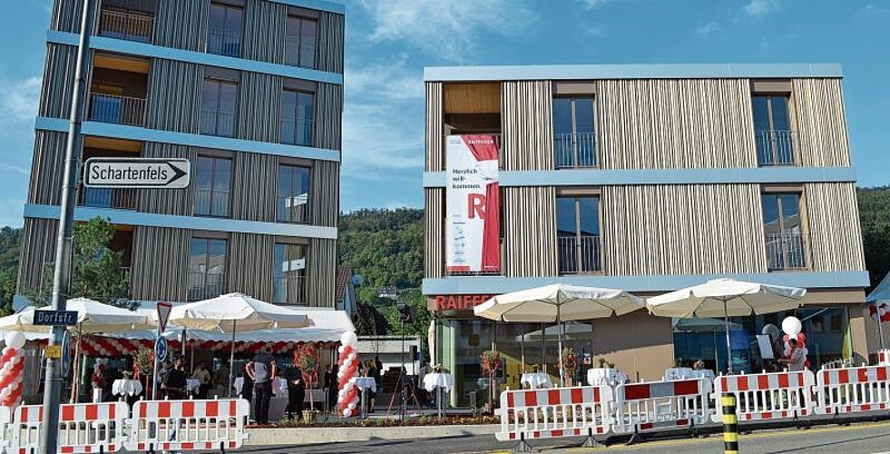 Die zwei imposanten Bauten der Raiffeisenbank Lägern-Baregg sind eingeweiht worden. ihk