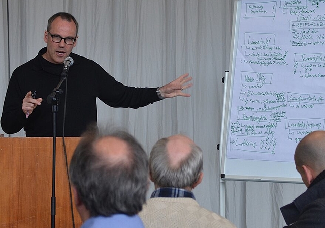 Beat Suter vom Planungsbüro fasste die Ergebnisse der Diskussion um die Freiraumgestaltung zusammen.
