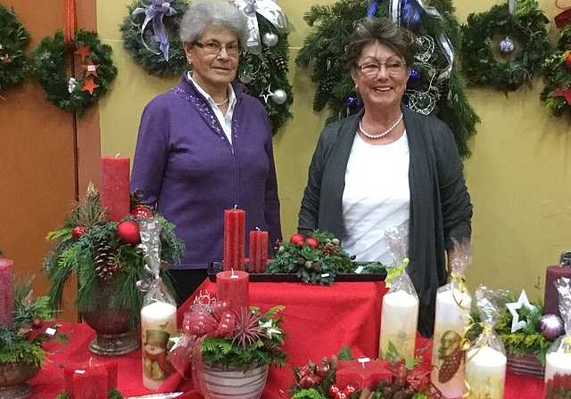 Marlene Würsch und Dagmar Hauck (v.l.) vor den selbst gemachten Kränzen, Türkränzen, Gestecken, Guetzli, Konfitüren und Kerzen mit Serviettentechnik. Fotos: zVg
