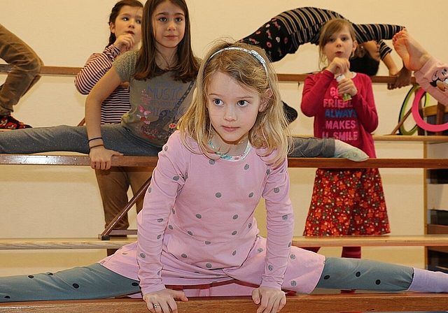 Milena mit der Seiltanzgruppe am Proben. Melanie Bär
