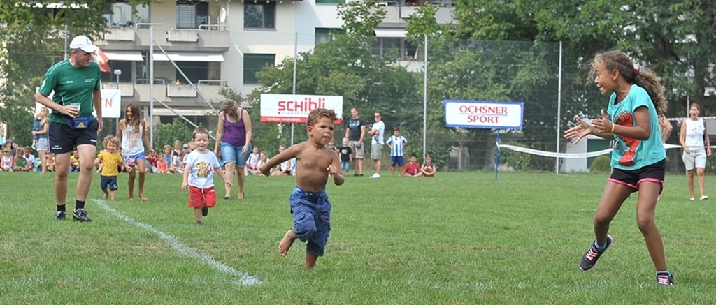Jahrgang 2015/2016: <em>Rodolfo, ganz vorne, wird von seiner Schwester Aliyah angefeuert.</em><em>Connie Roffler</em>

