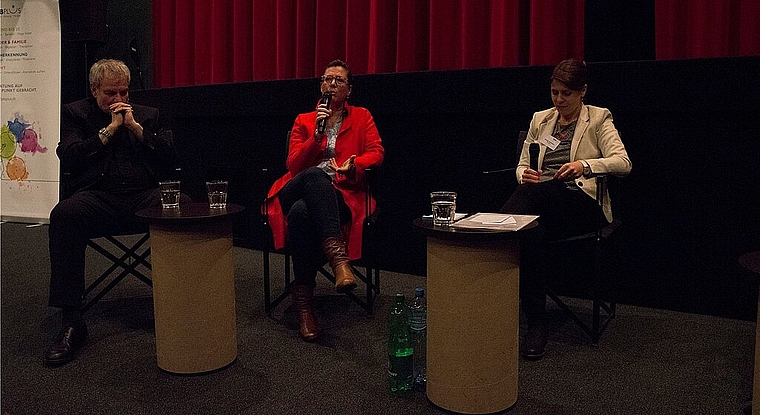 Podiumsdiskussion im Kino Orient <em>mit Rudolf von Moos, Helen Frei und Moderatorin Denise Germann (v.l.). (Barbara Scherer)</em>
