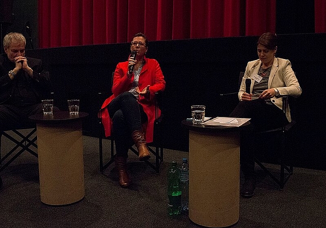 Podiumsdiskussion im Kino Orient <em>mit Rudolf von Moos, Helen Frei und Moderatorin Denise Germann (v.l.). (Barbara Scherer)</em>