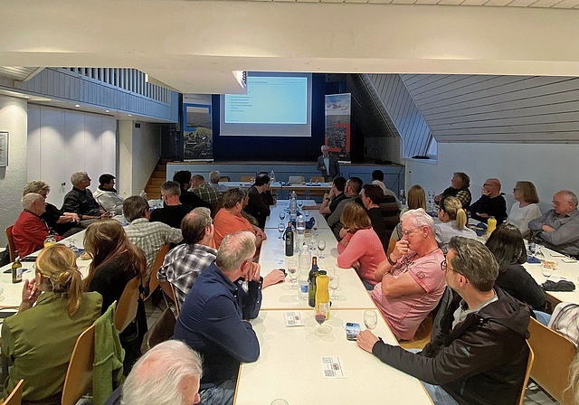 Politapéro Die Gäste erhalten Gemeindeinfos im Zentrumsschopf. Melanie Bär