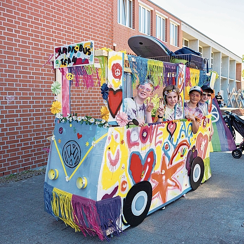 Alice, Lijan, Emelie und Yann (v.l.) im Hippie-Bus, der in vier Halbtagen erstellt wurde.