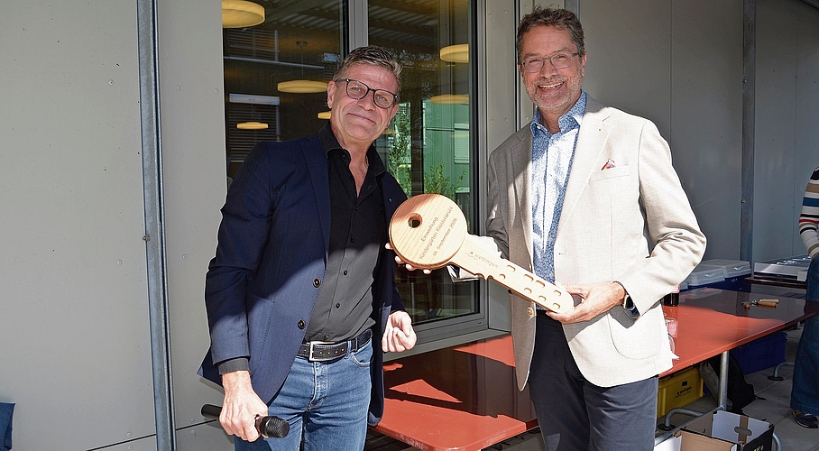 Gemeinderat Martin Egloff (r.) übergibt Vizeammann Christian Wassmer den Schlüssel.Bilder: Irene Hung-König