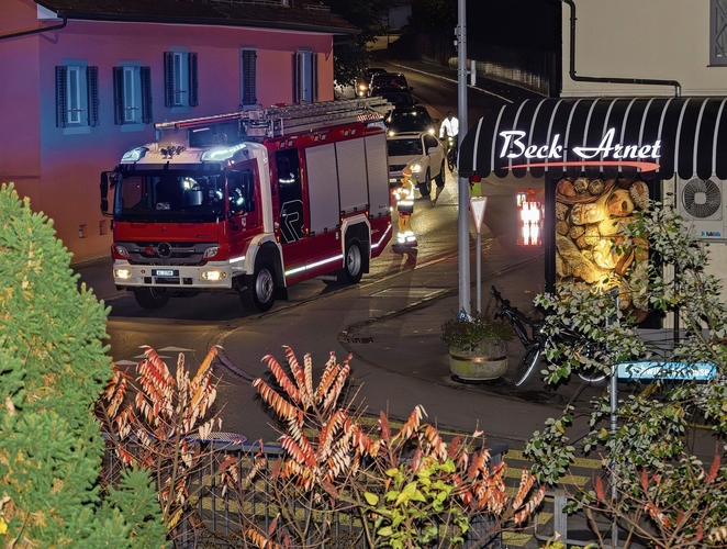 Das Feuerwehrauto fährt lautstark vor. gk
