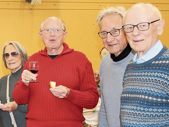 Stossen aufs neue Jahr an. Stossen aufs neue Jahr an.