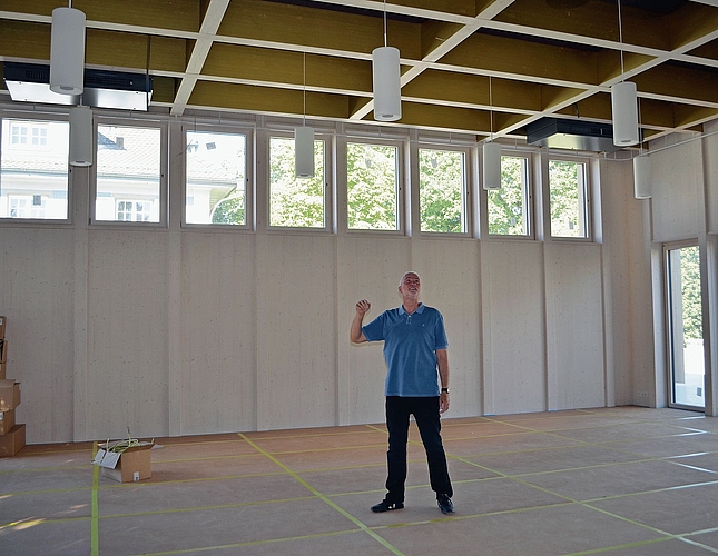 Der Saal ist mit neuen Lampen ausgestattet worden.