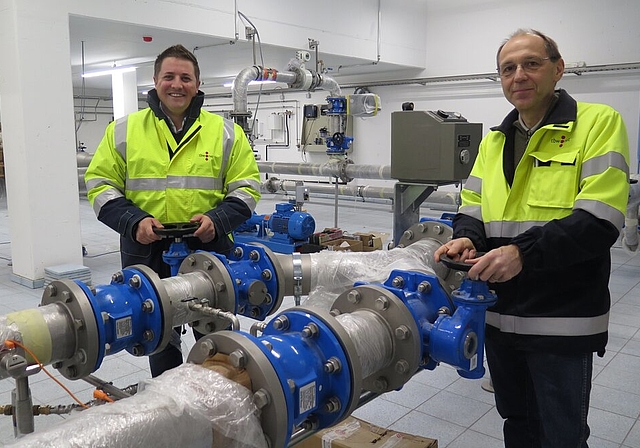 Wasser marsch! Gemeinderat Nico Kunz (l.) und Richard Weber, Geschäftsleiter Technische Betriebe, an den Schiebern im neuen Grundwasserpumpwerk Tägerhardwald, die das Wasser für Würenlos freigeben.Foto: Mü