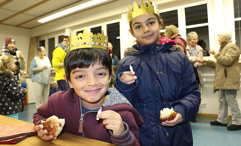 Die Geschwister <em>Alessandro und Nuria freuten sich über die Könige. (Melanie Bär)</em>
