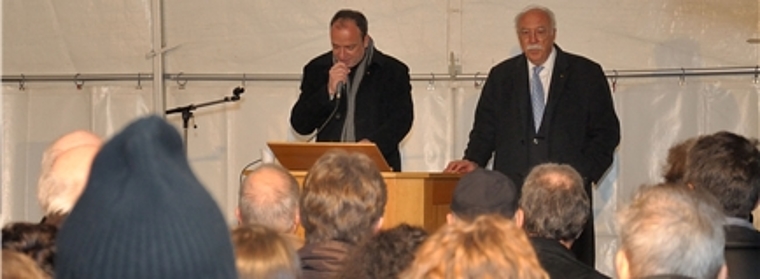 Gemeindeammann Markus Dieth und der «Schweizer des Jahres 2010» Rolf Maibach am Neujahrsapéro. Foto: cm