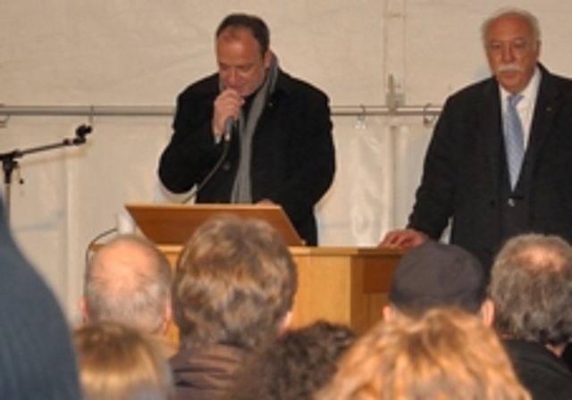 Gemeindeammann Markus Dieth und der «Schweizer des Jahres 2010» Rolf Maibach am Neujahrsapéro. Foto: cm