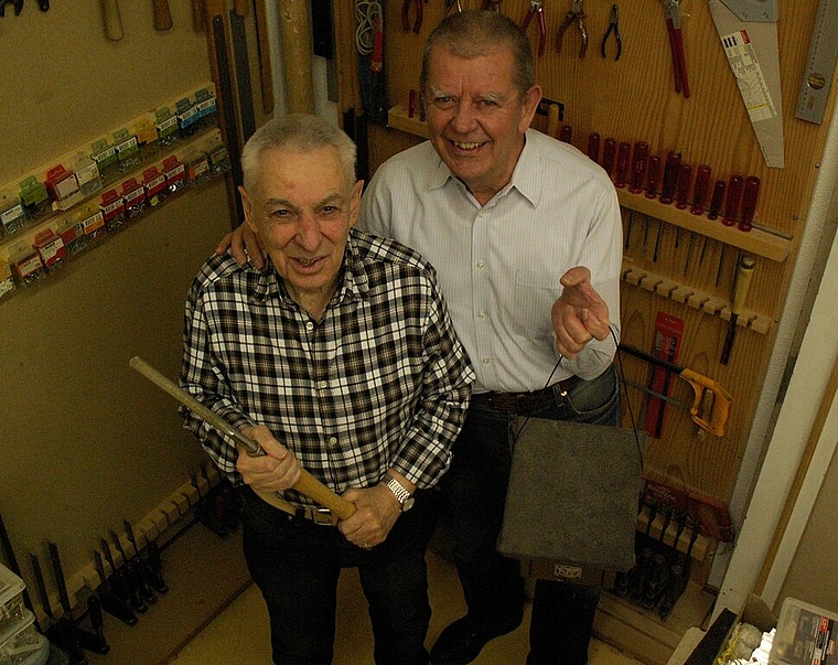 Handwerker aus Leidenschaft: Ronnie Hoffmann (l.) mit Drechselwerkzeug und Dieter Pohle mit einem vor Kurzem fertiggestellten Nistkasten. Foto: ska

