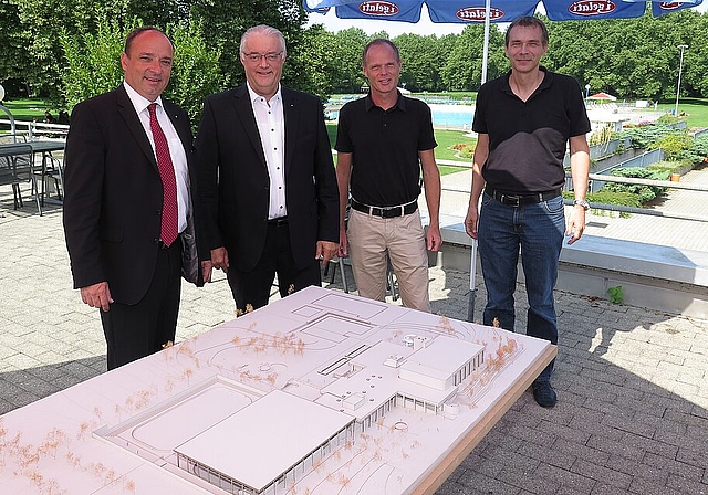 Meilenstein Gemeindeammann Markus Dieth, Gemeinderat Roland Kuster, Urs Heimgartner (Leiter Bau und Planung) und Projektleiter Thomas Berz (v.l.) präsentieren auf der Terrasse das Modell des neuen Tägi; ganz unten das überdachte Eisfeld. Foto: Mü