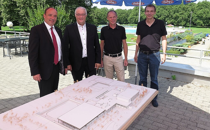 Meilenstein Gemeindeammann Markus Dieth, Gemeinderat Roland Kuster, Urs Heimgartner (Leiter Bau und Planung) und Projektleiter Thomas Berz (v.l.) präsentieren auf der Terrasse das Modell des neuen Tägi; ganz unten das überdachte Eisfeld. Foto: Mü
