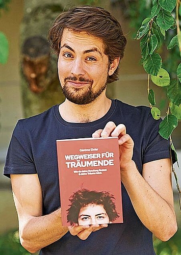 Gérôme Ehrler freut sich auf die Premiere seines Buches «Wegweiser für Träumende» im Kurtheater Baden. zVg