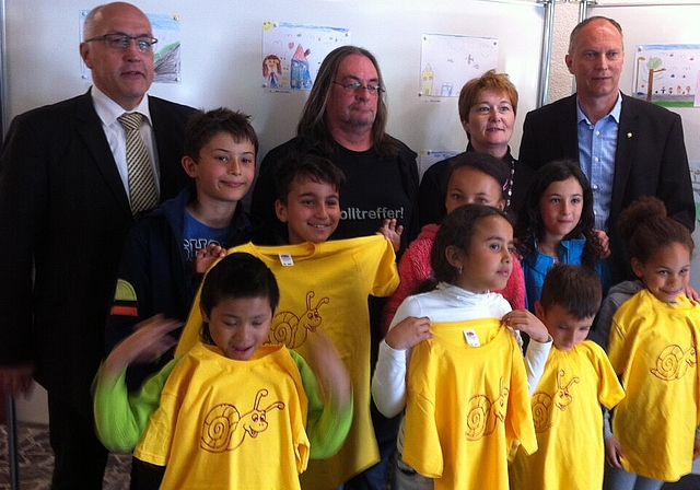 An der Präsentation: Marco Hürsch, Gemeinderat, Franz Kohler und Cornelia Spadanuda, Soziale Dienste, Andreas Muff, Gemeinderat, und junge Neuenhofer.Foto: zVg 
