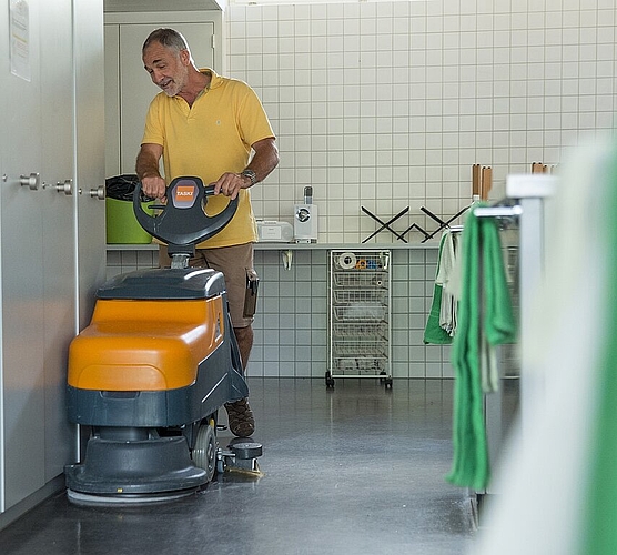 Hauswart Daniel Lienberger <em>reinigt in der schulfreien Zeit die Böden. Barbara Scherer</em>
