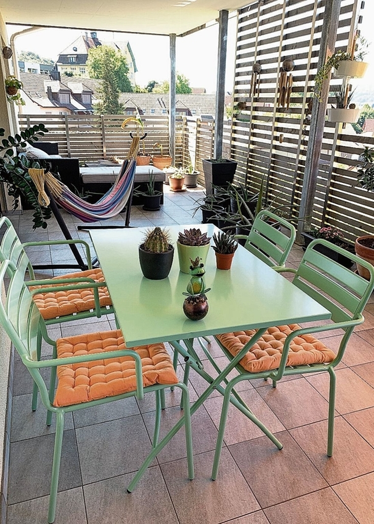 Ferien auf der begrünten Terrasse: Statt Sightseeing plant Sibylle Egloff diesen Sommer erholsame Aufenthalte auf ihrem Balkon. Sibylle Egloff