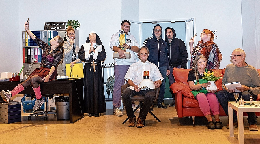 Die Theatercrew blickt voller Vorfreude auf die kommenden Aufführungen. Dabei sind Regisseur Ueli Hirzel (rechts) und Co-Regisseurin Jasmine Baumann (links).Bilder: Gaby Kost Die Theatercrew blickt voller Vorfreude auf die kommenden Aufführungen. Dabei sind Regisseur Ueli Hirzel (rechts) und Co-Regisseurin Jasmine Baumann (links).Bilder: Gaby Kost