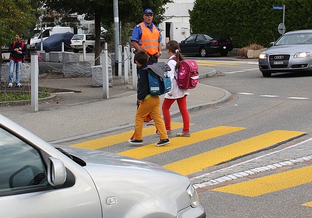 Polizist Alain Späni vor der Schulanlage Seefeld in Spreitenbach.Foto: bär
