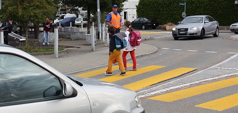 Polizist Alain Späni vor der Schulanlage Seefeld in Spreitenbach.Foto: bär